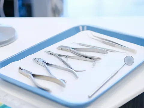 Extraction instruments on a tray